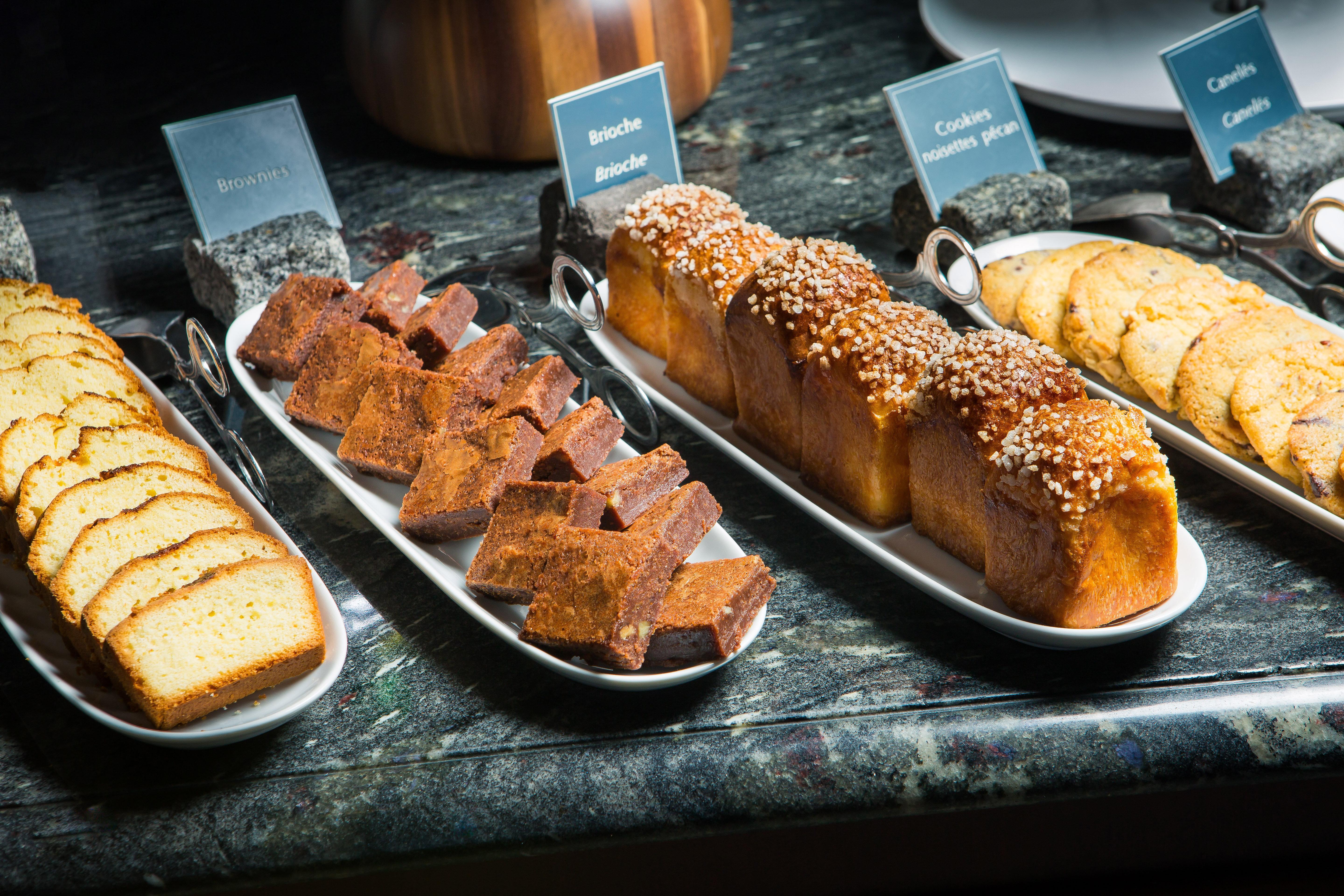 فندق InterContinental Bordeaux Le Grand المظهر الخارجي الصورة A selection of cakes