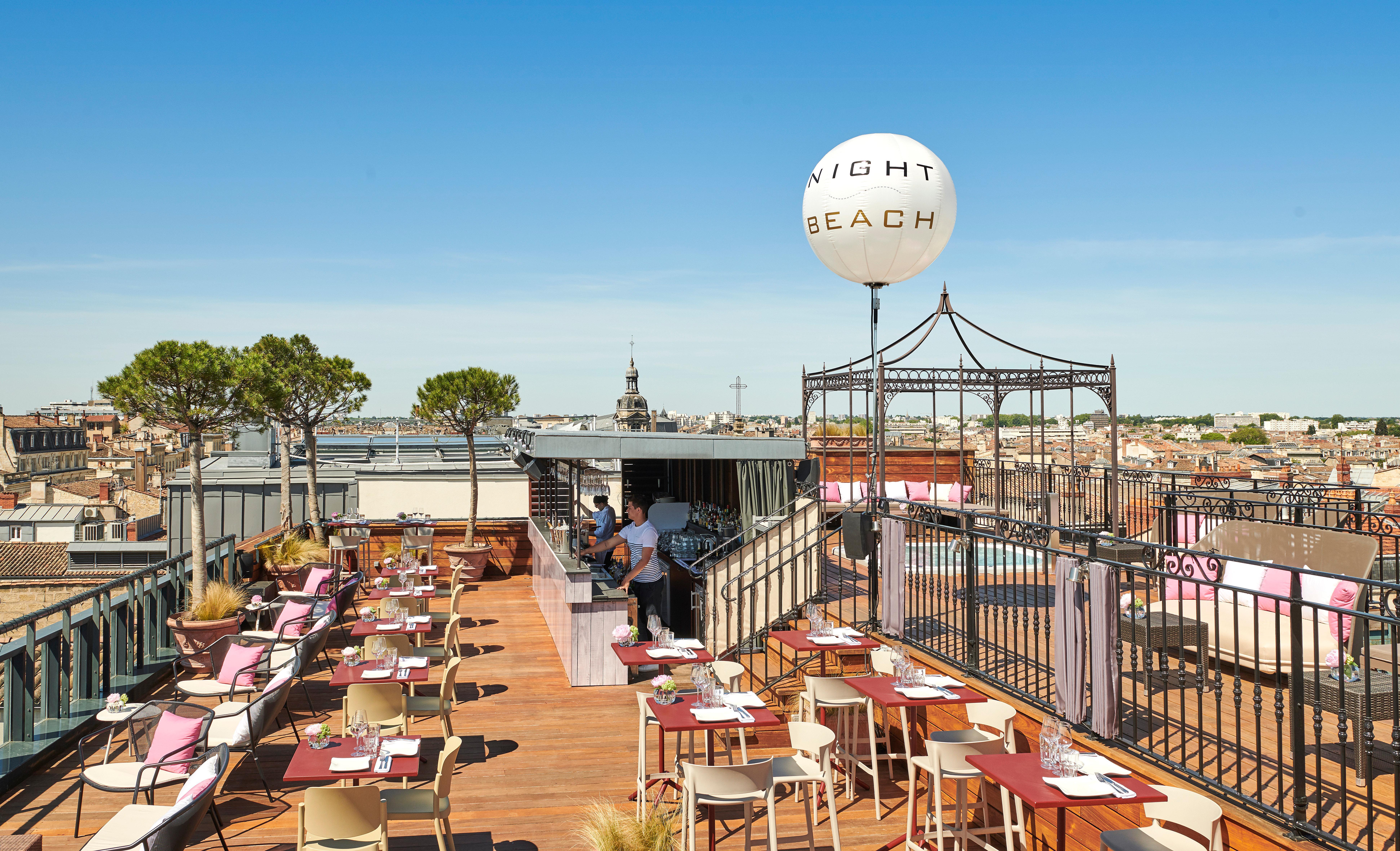فندق InterContinental Bordeaux Le Grand المظهر الخارجي الصورة The rooftop of the hotel