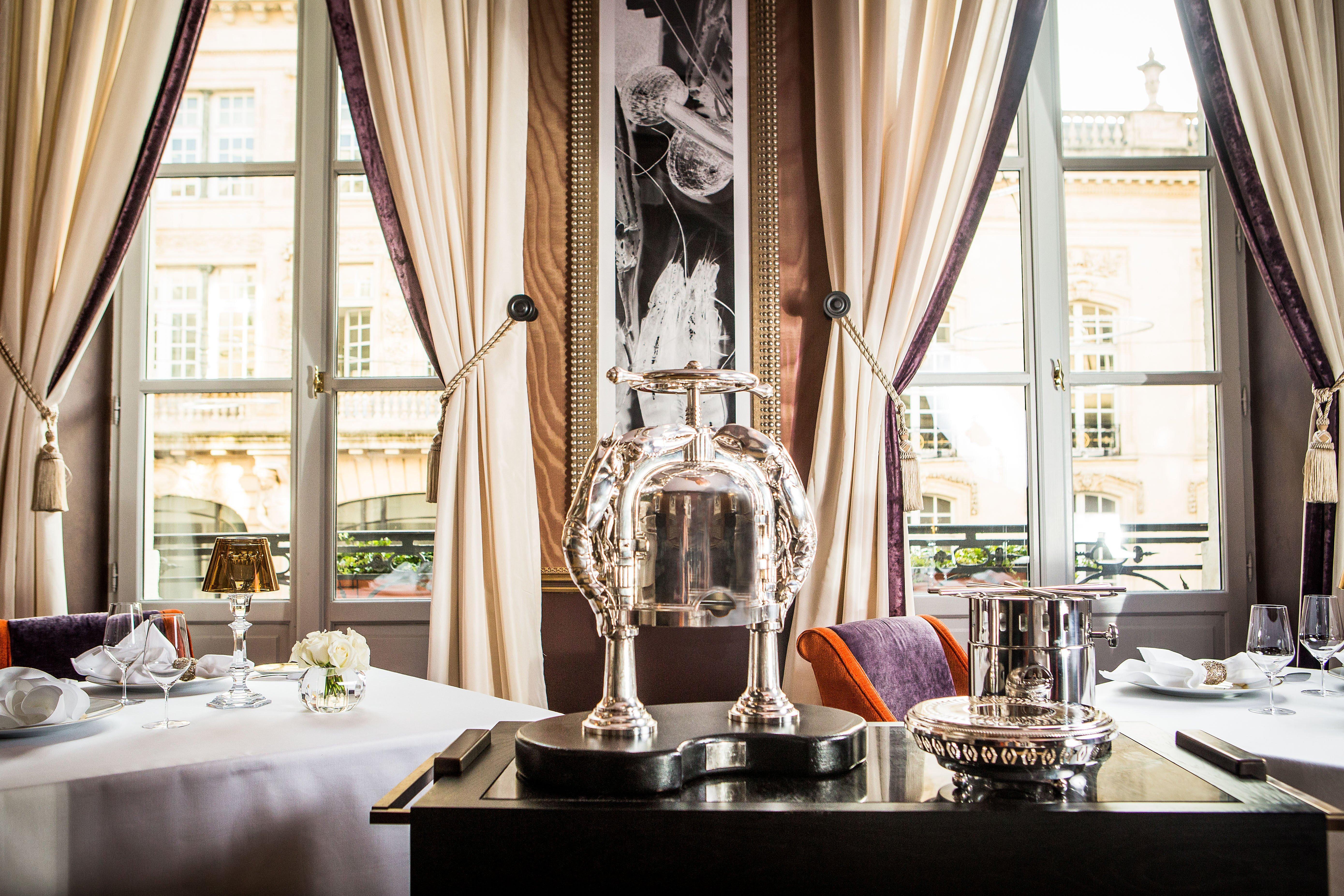 فندق InterContinental Bordeaux Le Grand المظهر الخارجي الصورة The 1998 World Cup trophy
