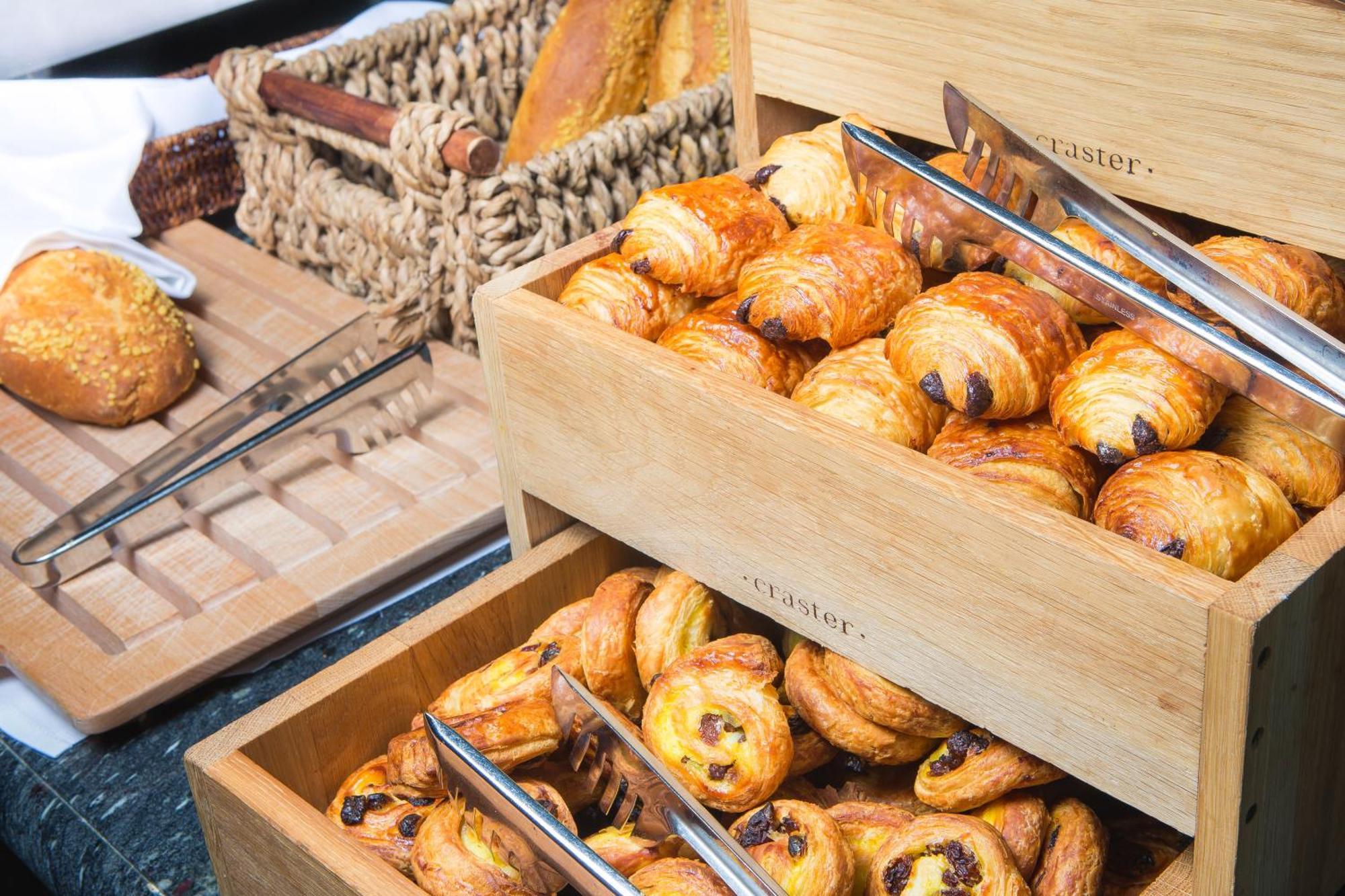 فندق InterContinental Bordeaux Le Grand المظهر الخارجي الصورة A selection of pastries