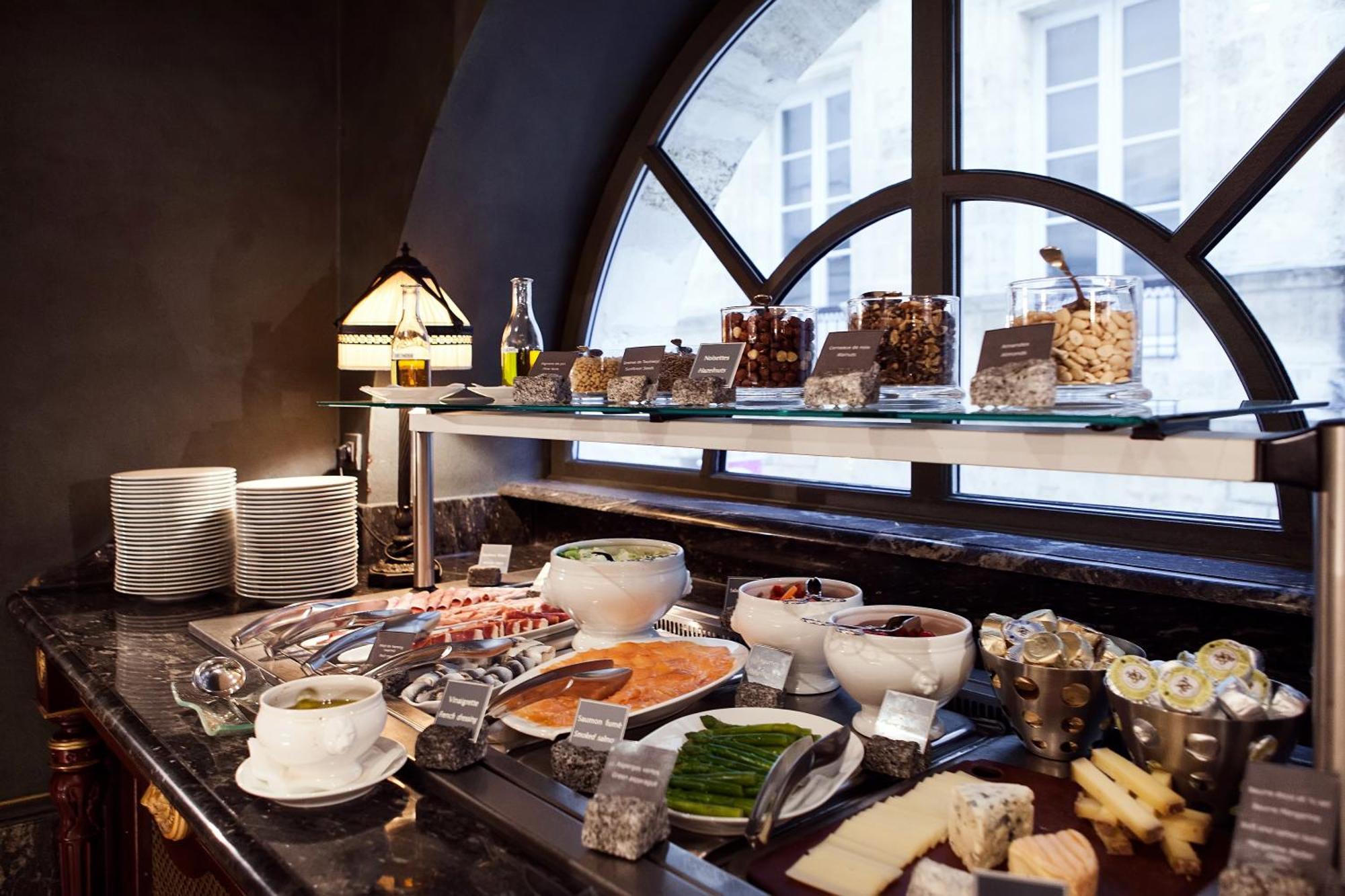 فندق InterContinental Bordeaux Le Grand المظهر الخارجي الصورة A breakfast buffet at a hotel